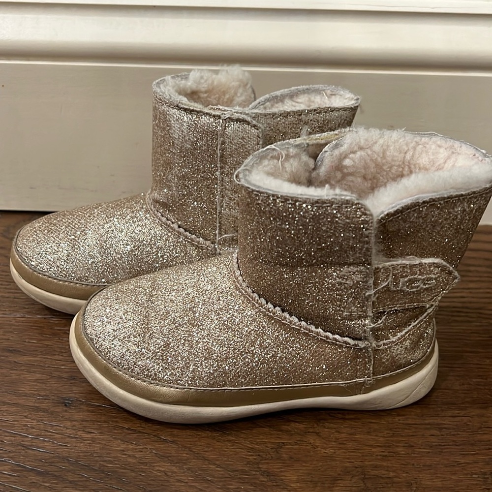 UGG Classic Short Boot Toddler Girl Size 8